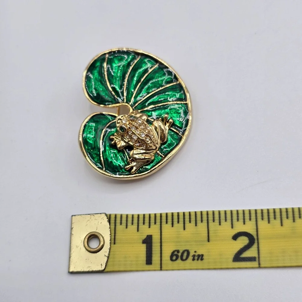 Vintage Enamel Frog Lily Pad Brooch Gold Tone Rhinestone Accents Green‎ Novelty